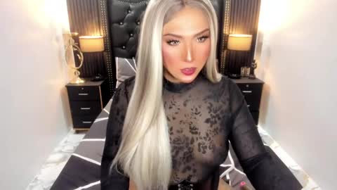 _natashacooper_ online show from April 18, 7:32 am