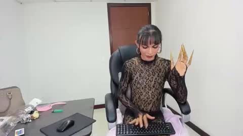 aisha_hotts777 online show from April 8, 4:58 am