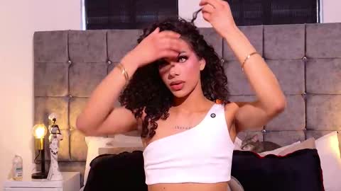 Queen Dumont   online show from March 17, 8:00 pm