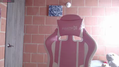 Snapshot of andrea_camila chatting on September 28, 4:17 pm Andrea  online show from September 28, 4:17 pm