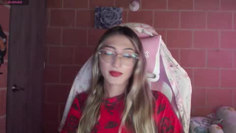 Snapshot of andrea_camila chatting on October 30, 6:40 pm Andrea  online show from October 30, 6:40 pm