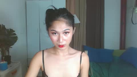 Snapshot of angela_mccollins chatting on December 7, 2:25 am angela online show from December 7, 2:25 am