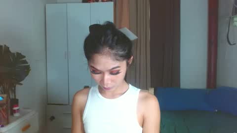 Snapshot of angela_mccollins chatting on December 14, 2:01 am angela online show from December 14, 2:01 am