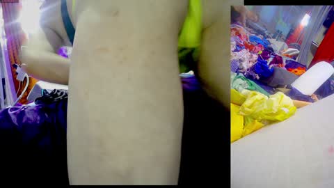 Snapshot of ashmomo chatting on December 11, 7:03 pm ashmomo online show from December 11, 7:03 pm