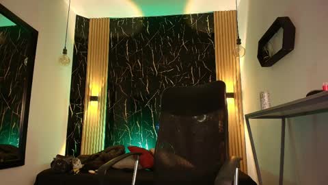     online show from April 6, 8:09 pm