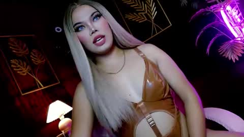 bitchinthecityxx online show from May 6, 8:21 am