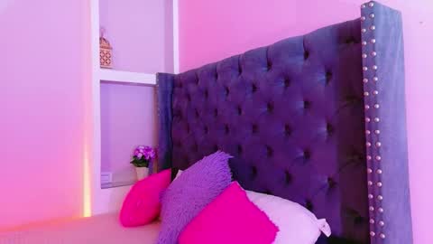 camiestrada online show from February 4, 10:25 pm