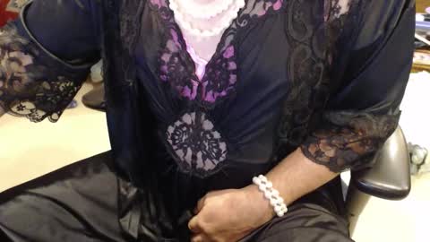 Snapshot of cammiecd chatting on October 28, 3:43 pm CammieCD online show from October 28, 3:43 pm