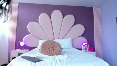 candyluxury_ online show from April 30, 6:01 pm