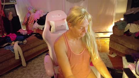 Snapshot of charli_girl chatting on October 20, 10:57 pm Charli online show from October 20, 10:57 pm