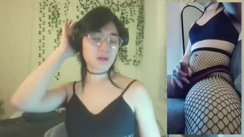 deciduousdoll online show from December 5, 7:03 am