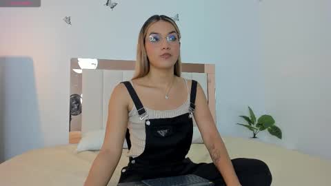 doll_isa_ online show from January 14, 6:39 pm