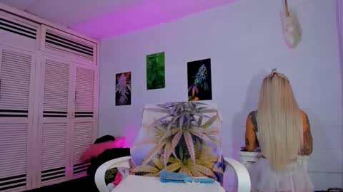 drippyorlove online show from December 19, 4:23 pm