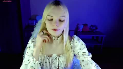 Snapshot of emily_nyaffe chatting on December 16, 10:24 pm Lia online show from December 16, 10:24 pm