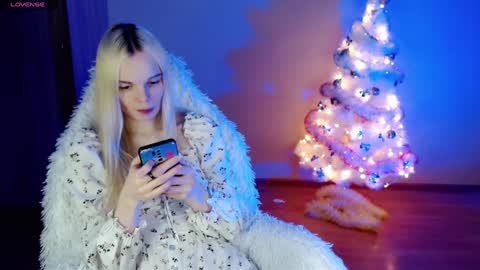 Snapshot of emily_nyaffe chatting on December 19, 4:24 pm Lia online show from December 19, 4:24 pm