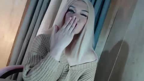 DANIELLA - DONT FORGET TO GIVE ME A THUMBSU UP online show from May 14, 10:47 am