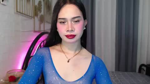 hoelymolly online show from June 20, 8:01 pm