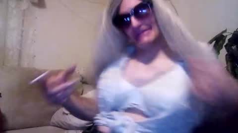 Snapshot of hotamymike_sexy chatting on December 12, 8:36 am HotAmyMike online show from December 12, 8:36 am