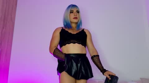 Isabella Hilton online show from February 6, 8:25 pm