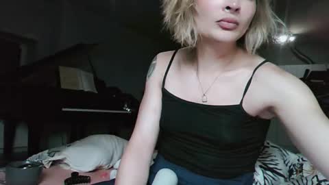 Snapshot of jhopeftw chatting on October 10, 12:11 am Anya online show from October 10, 12:11 am