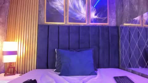   J U L L I E T A F O X   online show from March 26, 6:06 am