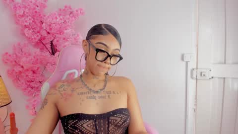 Khelany Isyy  online show from January 11, 9:25 pm