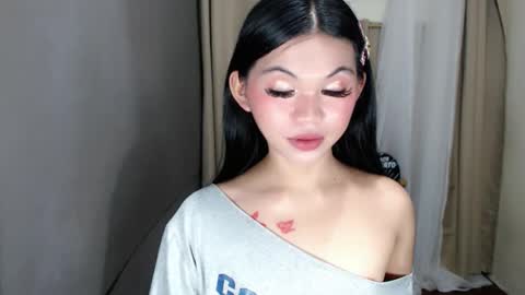 littlelace_ online show from May 16, 1:25 am