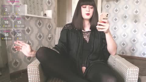 mia_wallase online show from December 15, 9:38 am