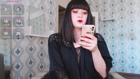 mia_wallase online show from March 25, 11:26 am