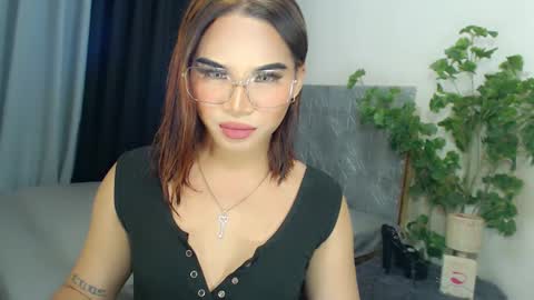 misstrishontop online show from February 9, 9:58 am