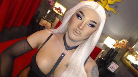 TRICXIEBELLE online show from January 30, 10:20 pm