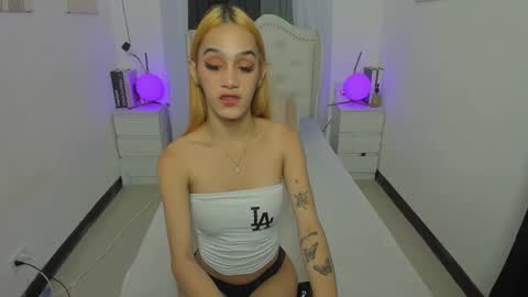 tiny girl wth big one online show from November 25, 9:44 am