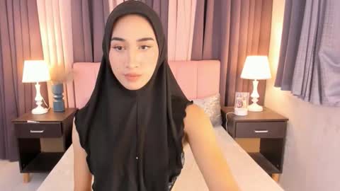 parismilker online show from February 1, 12:59 pm