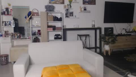 plasticgirll online show from December 6, 7:39 pm