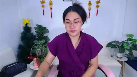 Ploysai online show from April 2, 1:42 pm