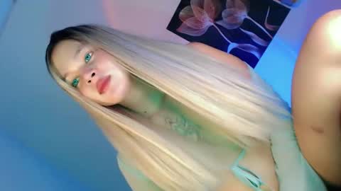 Snapshot of pretty_little_baby28 chatting on October 20, 9:51 pm Flor online show from October 20, 9:51 pm