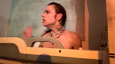 rcherrycola00 online show from May 12, 5:21 pm