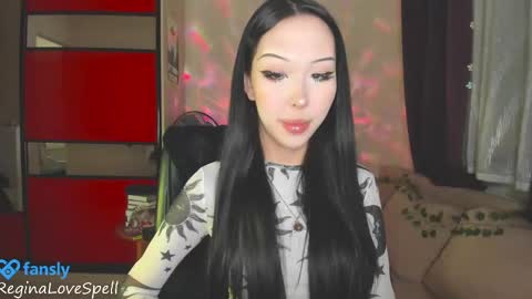 Snapshot of reginainspace chatting on December 19, 9:49 pm  Regina online show from December 19, 9:49 pm