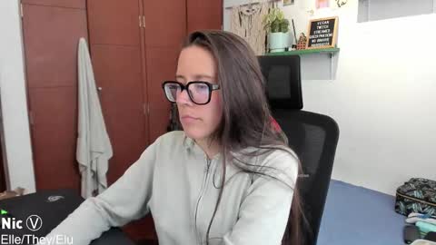 Nicole   TheyElleElu online show from December 22, 8:13 pm