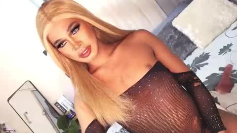 Snapshot of tiara_perezx chatting on January 22, 5:37 am Sam online show from January 22, 5:37 am