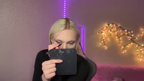 Amira online show from November 18, 10:15 am