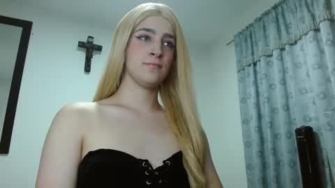 triana_damelio online show from December 19, 6:56 pm