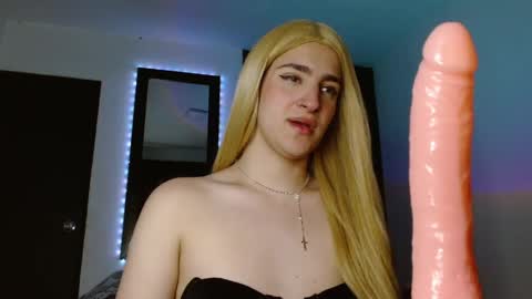 triana_damelio online show from February 7, 7:06 pm