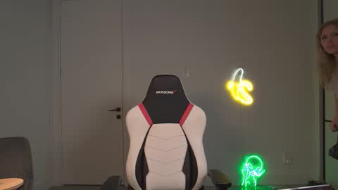 VelvetTGirl online show from March 25, 6:51 am