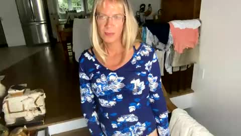 Vivlove online show from August 2, 7:57 pm