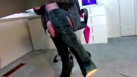 Crissy online show from November 30, 9:12 am