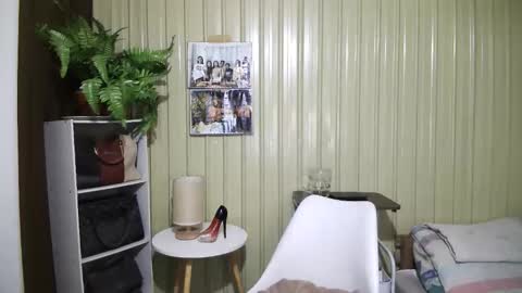 yoursubmissive_larah online show from April 28, 6:40 am
