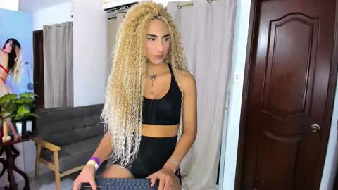 zou_quira online show from February 15, 10:08 pm