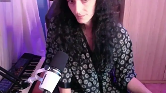 MemiKouki online show from March 25, 11:30 pm