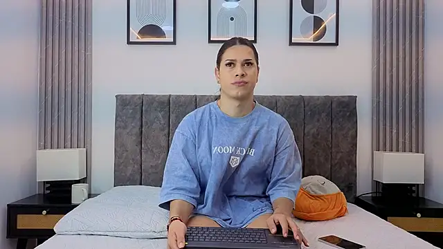 Luciana Ortiz1 online show from February 24, 1:37 pm